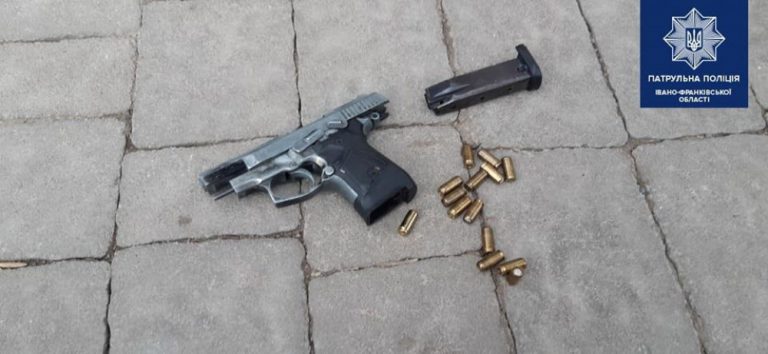 У Франківську патрульні зупинили п’яного водія, який мав при собі наркотики та пістолет
