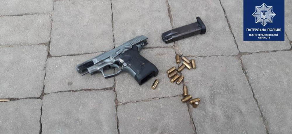 У Франківську патрульні зупинили п’яного водія, який мав при собі наркотики та пістолет