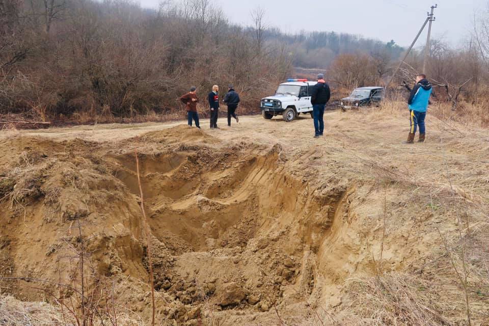 У Коломийському районі “на гарячому” спіймали чоловіка, який незаконно добував гравій (ФОТО)