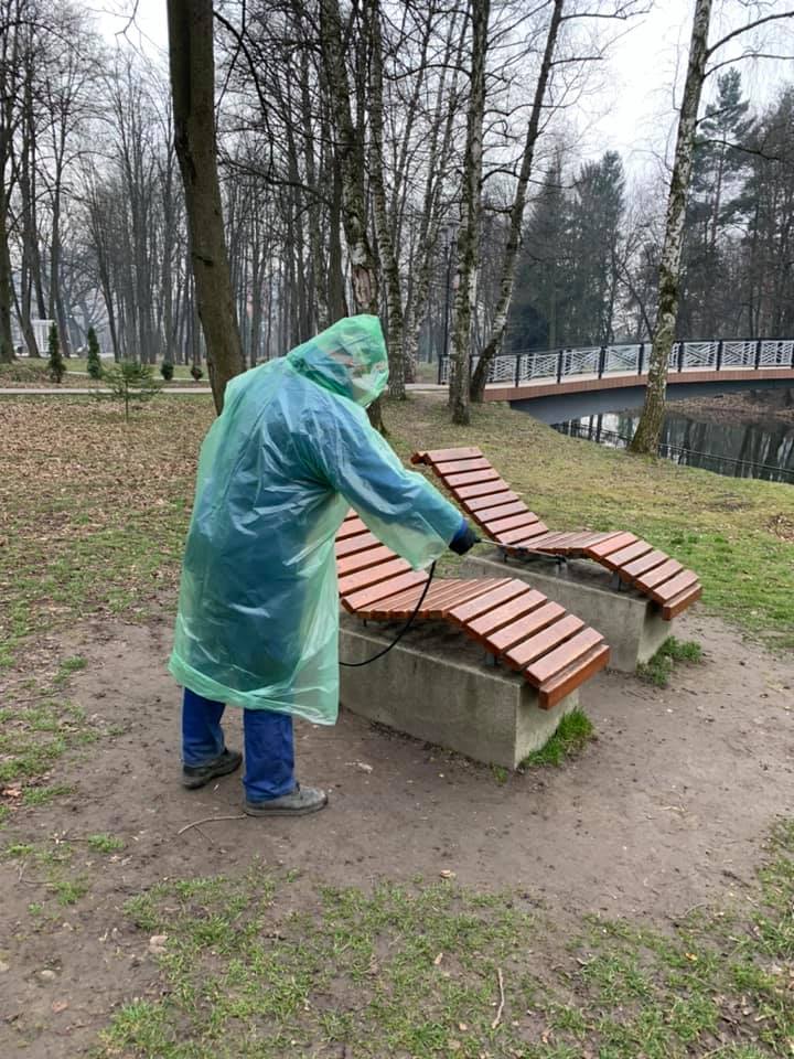 Івано-Франківськ продовжують дезінфікувати – показали, як миють головний парк міста (ФОТО)