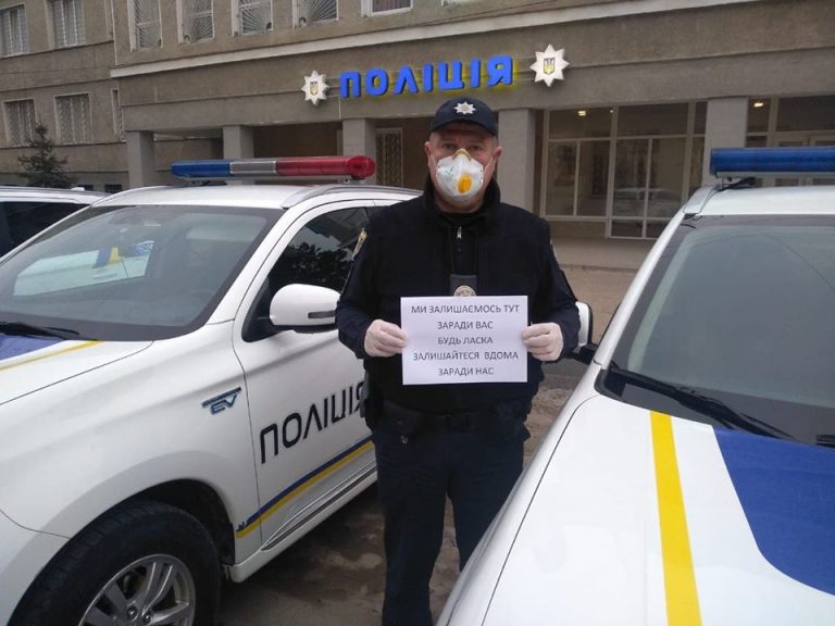 “Ми тут – заради вас. Залишайтеся вдома заради нас”: коломийські патрульні просять дотримуватися карантину (ФОТО)