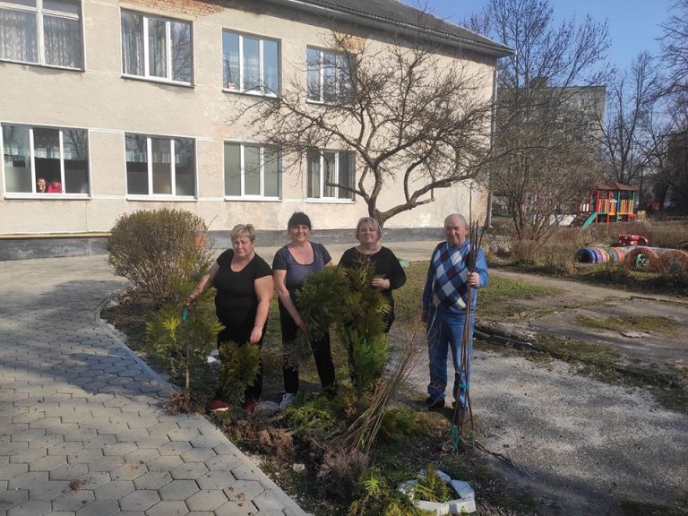 Екоакція енергетиків: 400 саджанців висадили на шкільних подвір’ях Франківська (ФОТО)