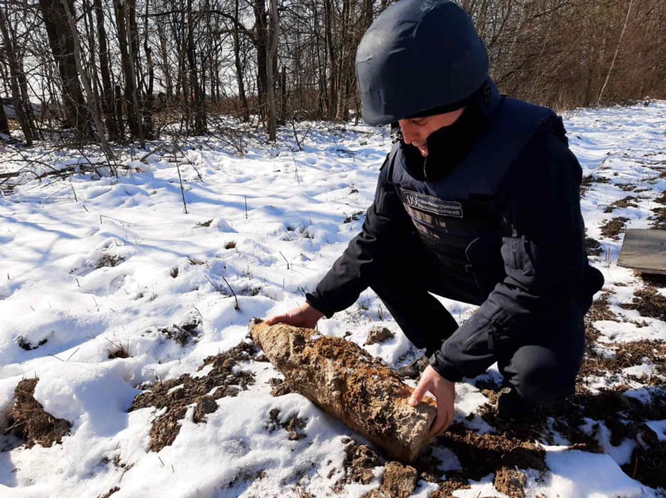 На Калущині люди натрапили на шмат металу – виявилося, що це боєприпас (ФОТО)
