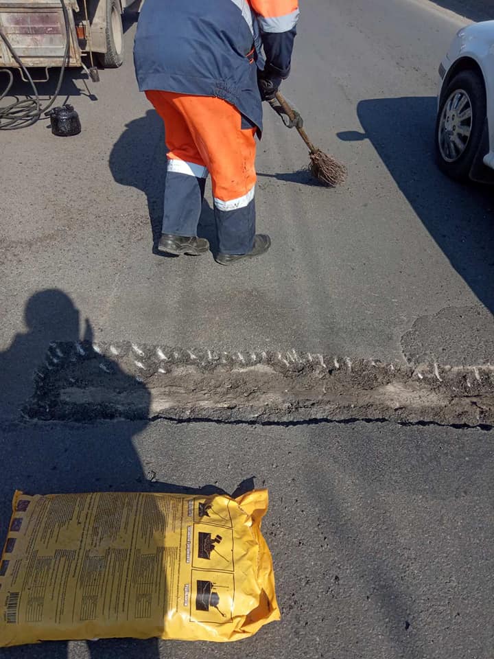 На мості в Пасічну взялися латати ями (ФОТО)
