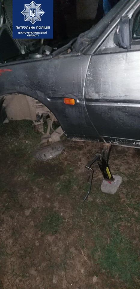 У Франківську патрульні спіймали чоловіка, який намагався вкрасти колеса з автомобіля (ФОТО)