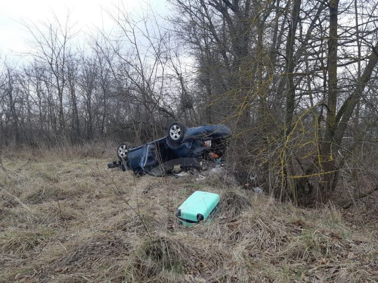 На дорозі Франківськ-Львів ДТП: від удару авто викинуло з дороги (ФОТО)