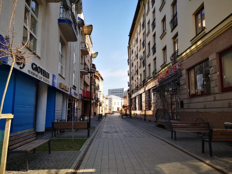 Про самоізоляцію в деталях: прикарпатцям нагадують, як жити в карантин