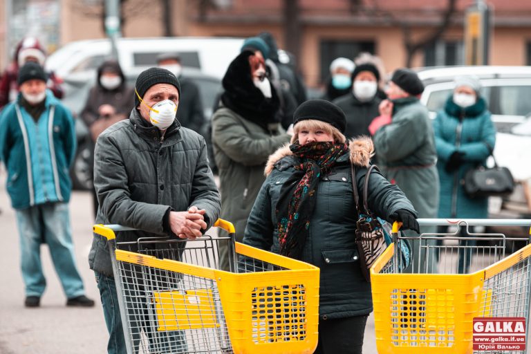 Тиждень карантину у Франківську: на вулицях ґаздують голуби, під магазинами черги (ФОТОРЕПОРТАЖ)