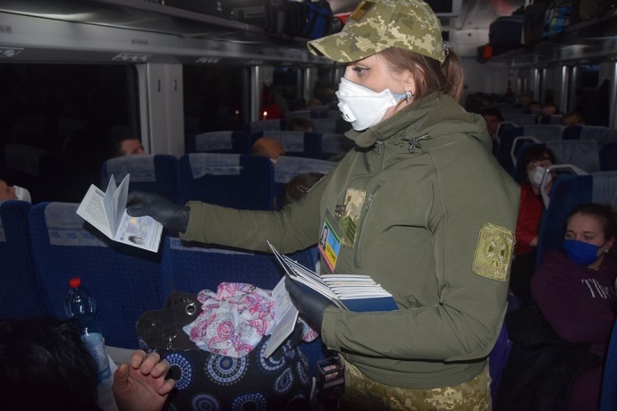 Два автобуси відправили у Львів по евакуйованих з Польщі прикарпатців