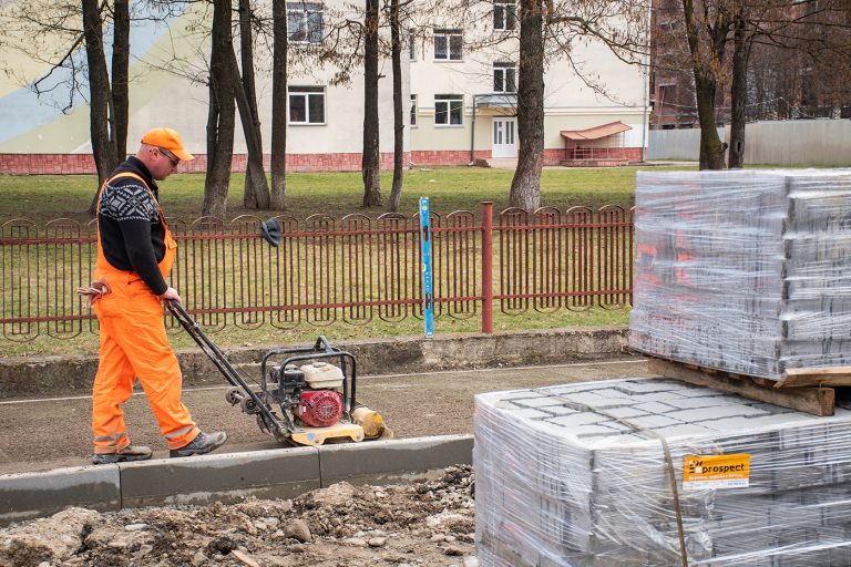 На Січинського облаштовують тротуари та паркомісця біля школи (ФОТО)