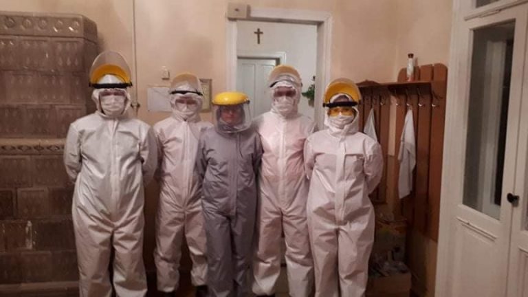 Коломийські медики похизувалися спецкостюмами, які для них створили волонтери (ФОТО)