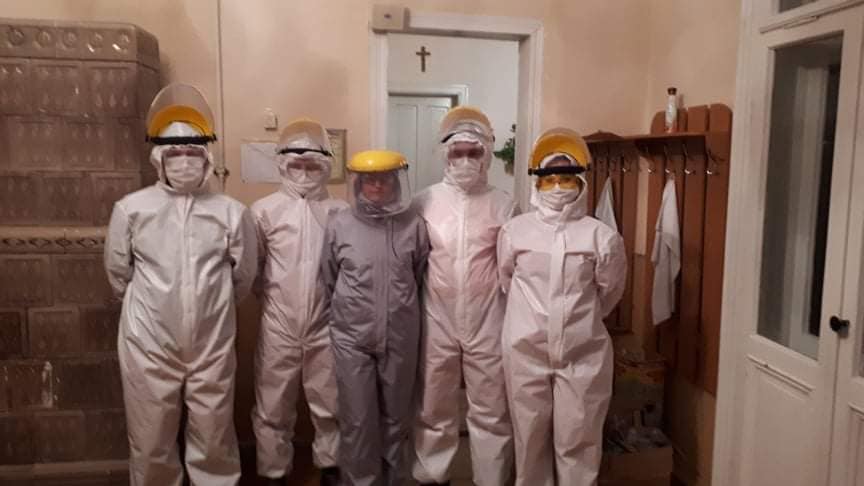 Коломийські медики похизувалися спецкостюмами, які для них створили волонтери (ФОТО)