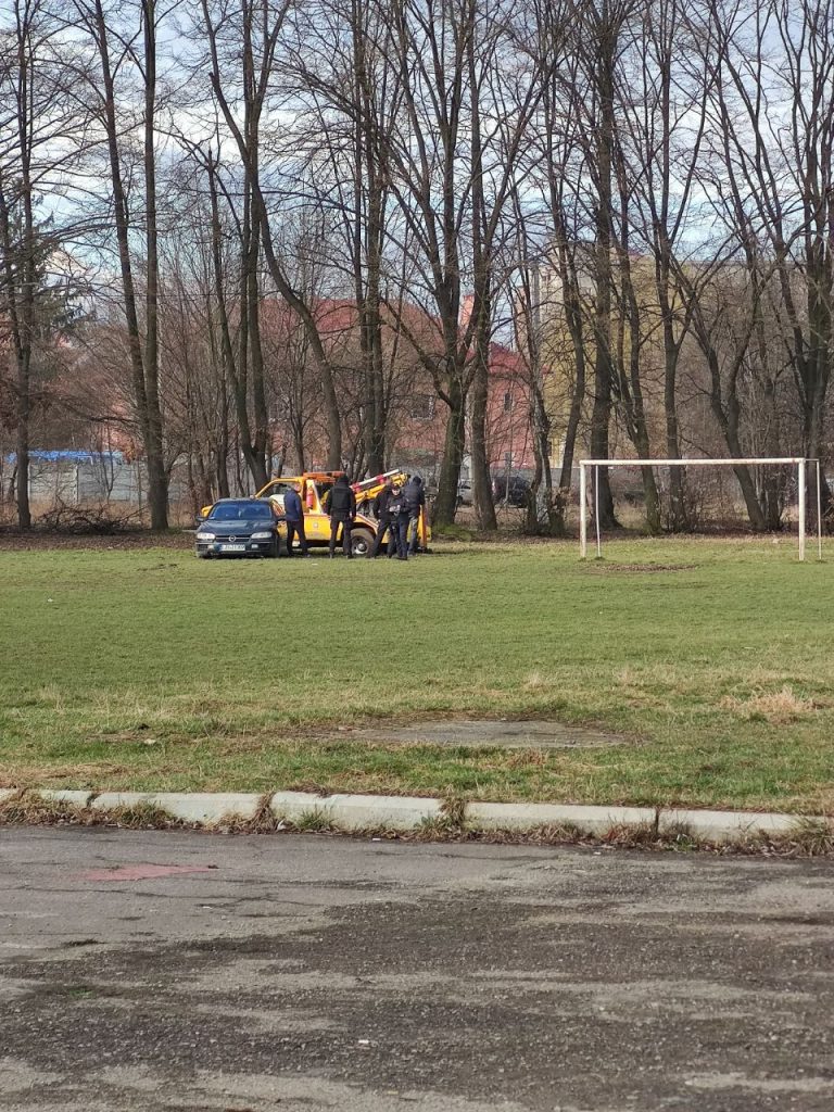 У Франківську п’яний водій запаркувався на футбольному полі. Машину евакуювали (ФОТОФАКТ)