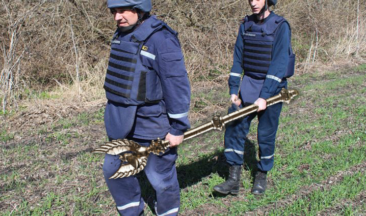 Прикарпатські піротехніки шукали вибухівку, а знайшли скіпетр Данила Галицького (ФОТО)