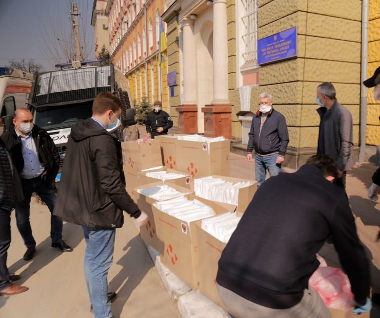 Медики та поліціянти отримали “захисну” допомогу від волонтерів (ВІДЕО)