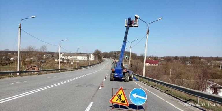 На Прикарпатті дорогу держзначення роблять світлішою