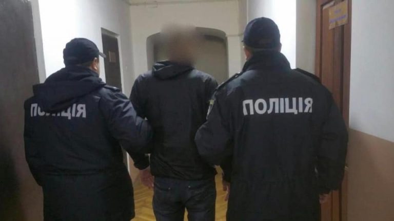 Удосвіта чоловік з ножем напав на продавчиню франківського магазину: поліція знайшла підозрюваного (ФОТО)
