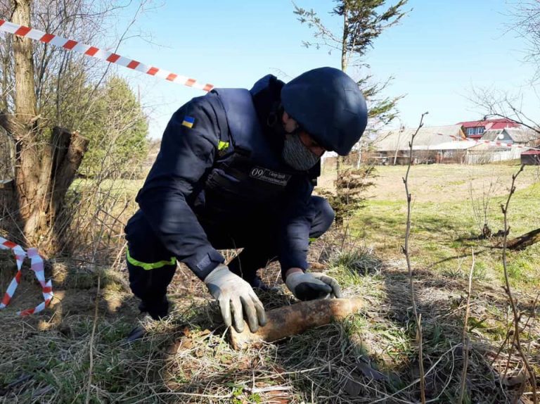 На Долинщині піротехніки знешкодили артснаряд часів Другої світової (ФОТО)