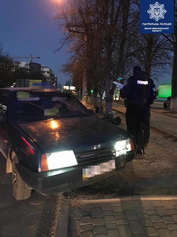 2,35 проміле алкоголю: у Франківську п’яний таксист в’їхав у дерево (ФОТО)