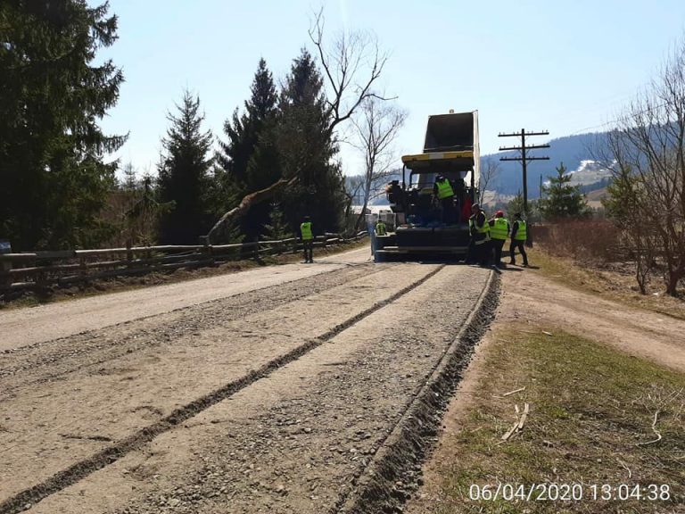 На Прикарпатті відновили ремонт дороги, яка з’єднує три області (ФОТО)