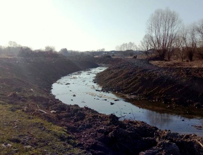 У селі на Калущині розчистили русло потічка, який часто підтоплює місцеві двори (ФОТО)