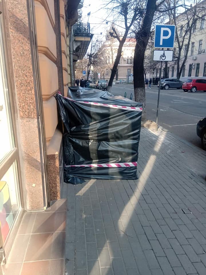 На Грушевського у пам’ятці архітектури незаконно облаштували вхід у підвал (ФОТО)