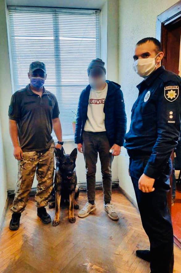 Службова собака допомогла знайти зниклого підлітка на Прикарпатті (ФОТО)