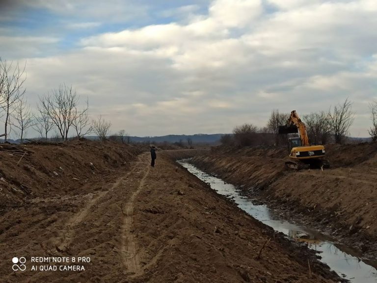 У селі на Тисмениччині розчистили річку та реконструювали дамбу (ФОТО)
