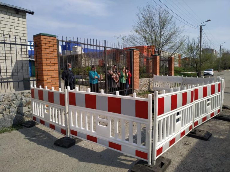 У Дніпрі біля входів в один із храмів вирили траншею після порушення карантину на Вербну неділю (ФОТО)