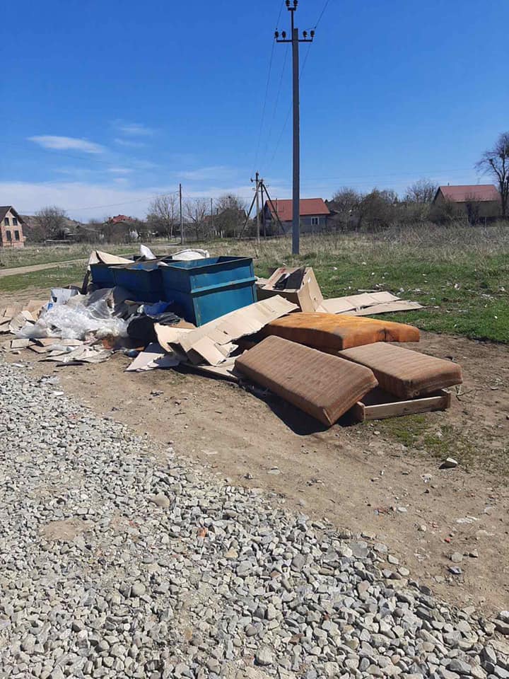 Смітники Вовчинця закидали старими диванами та колесами (ФОТО)
