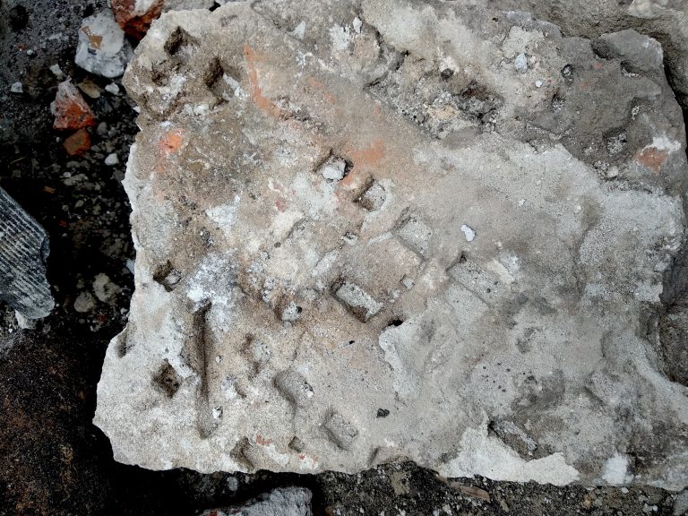 В Рогатині під час демонтажу підвалу натрапили на уламки єврейських надгробків (ФОТО)