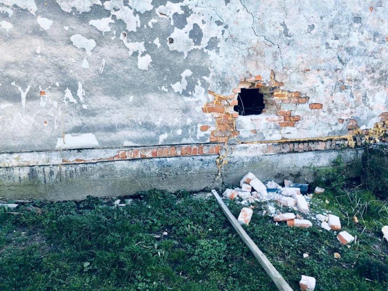 У Рогатині чоловік розібрав стіну, аби пограбувати магазин (ФОТО)