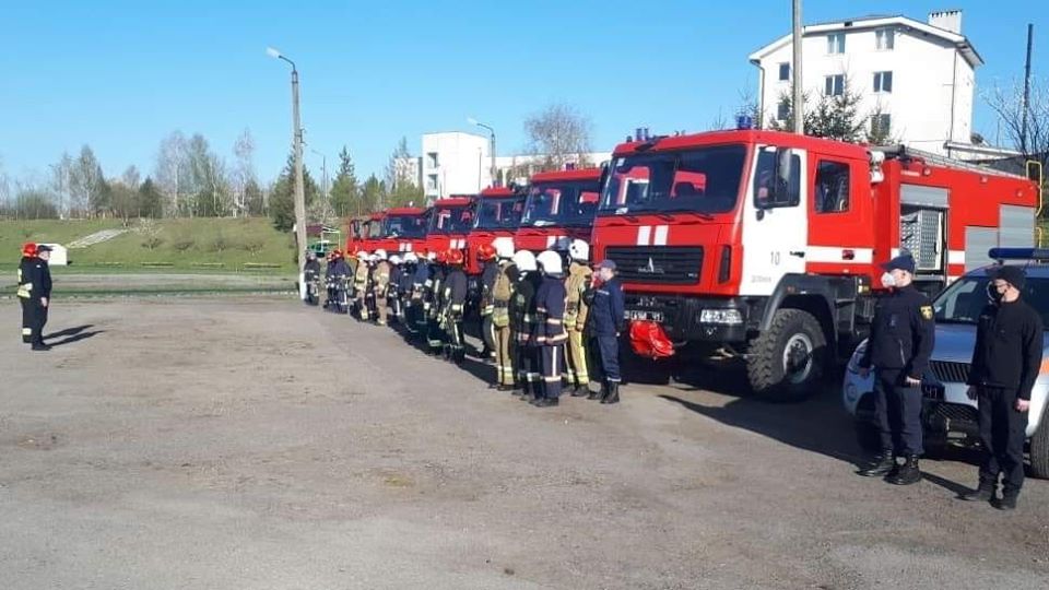 33 рятувальників і 7 одиниць техніки з Прикарпаття відправили на ліквідацію пожеж на Житомирщині (ФОТО)