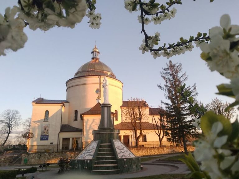 Світлини заквітчаного Гошівського монастиря показали у мережі (ФОТО)