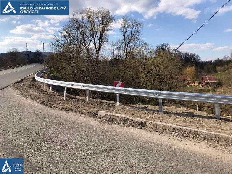 На дорогах області встановлюють нові знаки та відновлюють бар’єрне огородження (ФОТО)