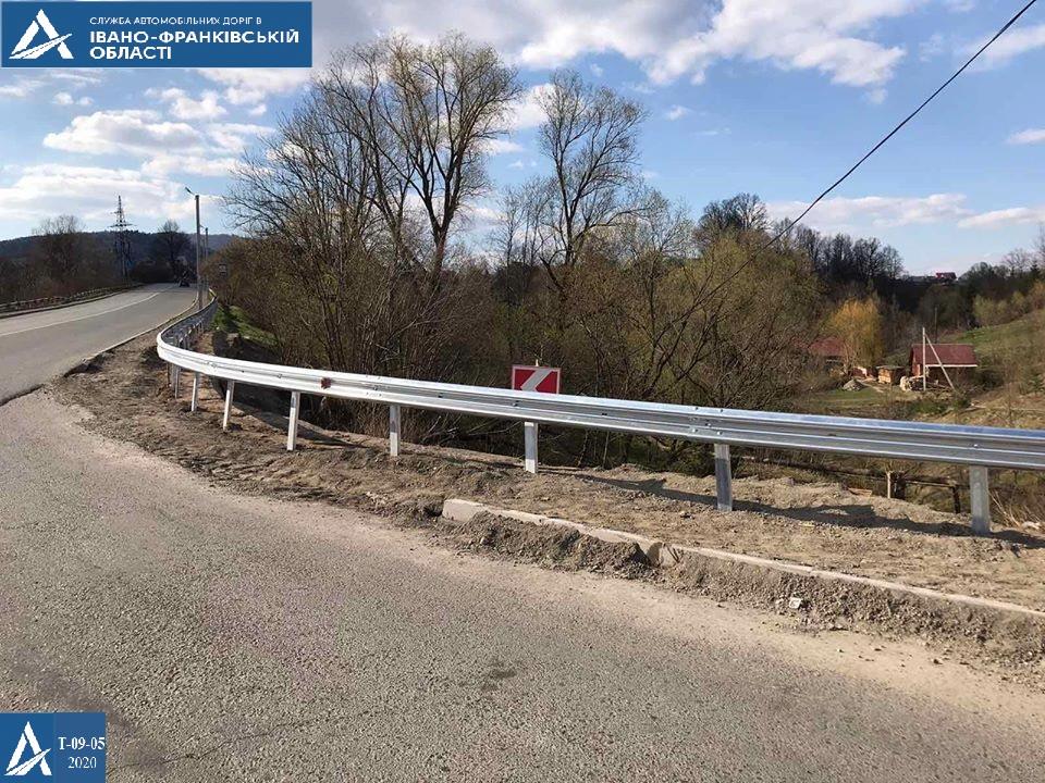 На дорогах області встановлюють нові знаки та відновлюють бар’єрне огородження (ФОТО)