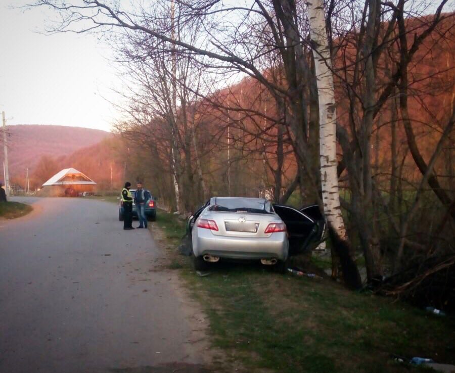 Удосвіта на Рожнятівщині Toyota потрапила в ДТП: загинула 19-річна дівчина (ФОТО)