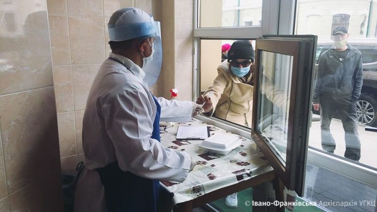 Франківський “Карітас” за день видав майже 200 обідів для потребуючих (ФОТО)