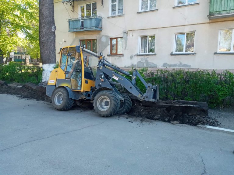 У Снятині взялися капітально ремонтувати тротуар на вулиці Стуса (ФОТО)
