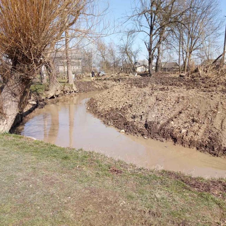 На Калущині розчистили русло річки, яка часто підтоплює місцеві угіддя та двори (ФОТО)