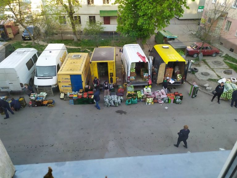 Попри заборони у дворах Франківська працюють стихійні ринки (ФОТОФАКТ)