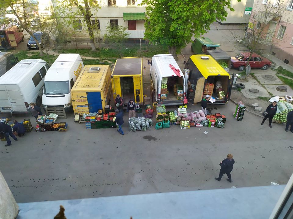 Попри заборони у дворах Франківська працюють стихійні ринки (ФОТОФАКТ)