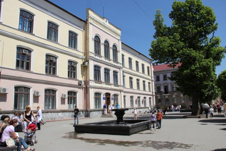 Департамент комунгоспу відшукав 142 тисячі на ремонт лавок біля стоматполіклініки