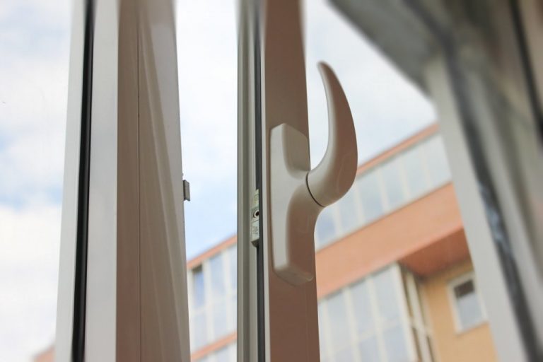 Москвича, який випав з вікна, оштрафували за порушення режиму самоізоляції