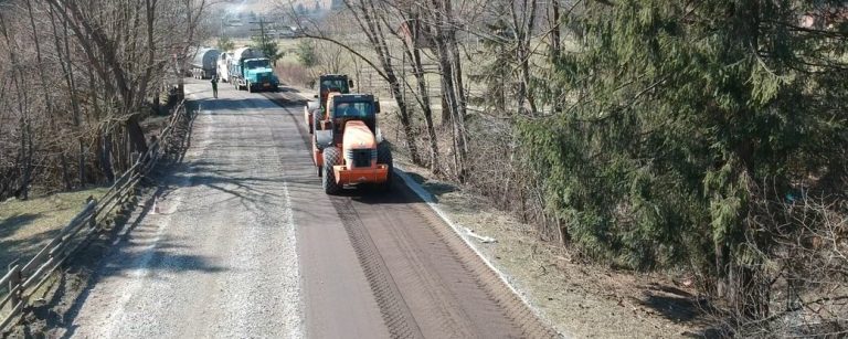 Карантин не перешкода: як на Прикарпатті триває ремонт доріг (ВІДЕО)