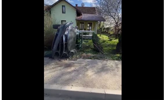 У Коломиї п’яний водій без прав зніс паркан і перекинув машину (ВІДЕО)