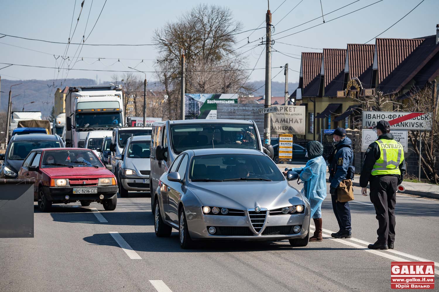 На в’їздах в місто з’явилася Нацгвардія, а водіям і пасажирам машин почали міряти температуру (ФОТО)