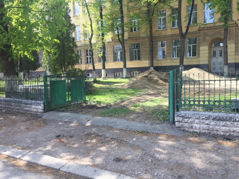 У лікарні на Матейки взялися облаштовувати заїзд для хворих з підозрою на коронавірус (ФОТО)