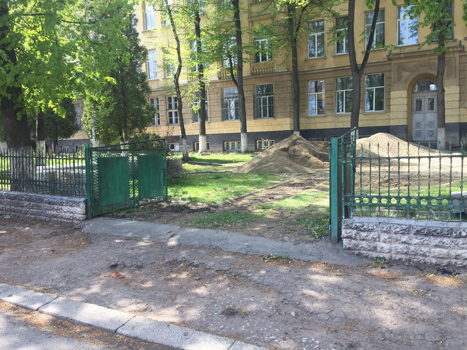 У лікарні на Матейки взялися облаштовувати заїзд для хворих з підозрою на коронавірус (ФОТО)
