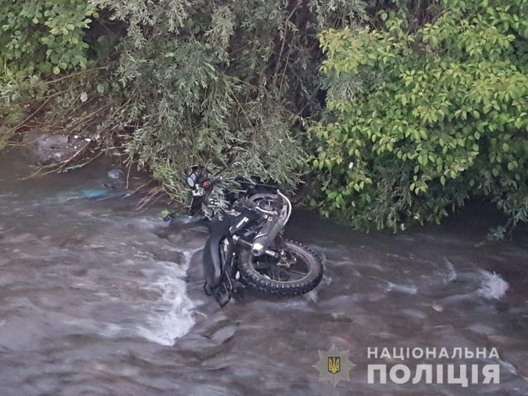 На Прикарпатті екстремальні розваги для п’яного мотоцикліста закінчилися лікарнею
